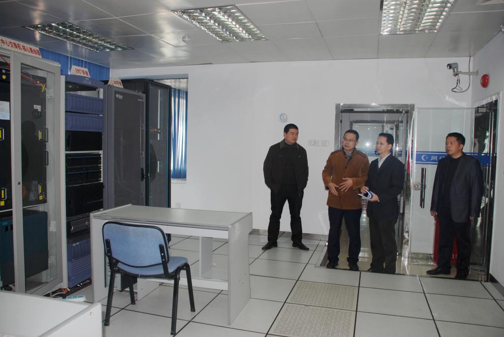 察看网络中心机房