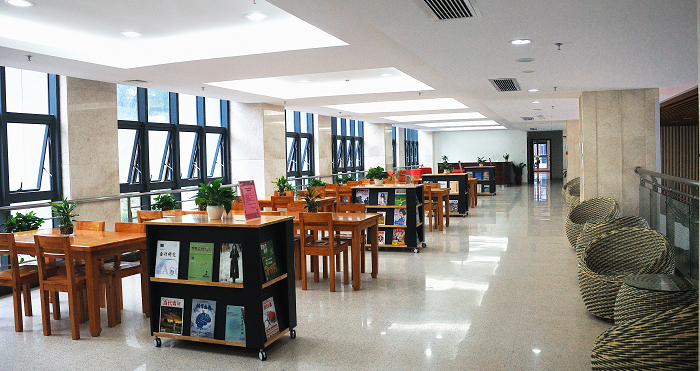 学校图书馆“开放书吧”